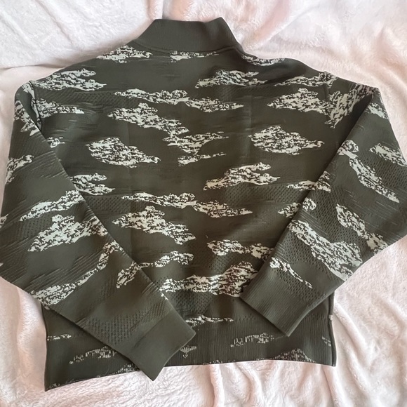 NWOT Gymshark Camo Jacket - Picture 2 of 3
